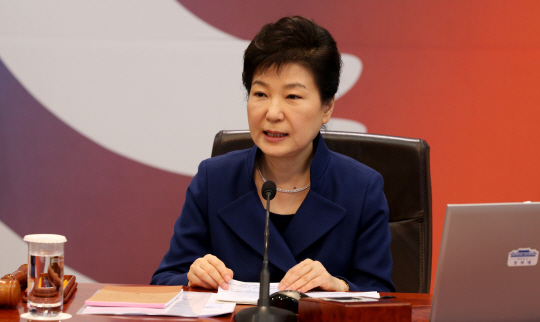 박근혜 대통령이 12일 오전 청와대에서 열린 국무회의에서 모두발언을 하고 있다. /연합뉴스
