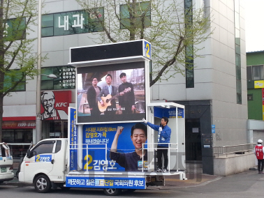 더불어민주당 김영호 후보가 12일 아침 서울 지하철3호선 홍제역 앞 거리에서 유세차량 위에 올라서서 출근길 주민들에게 지지를 호소하고 있다. /박경훈기자