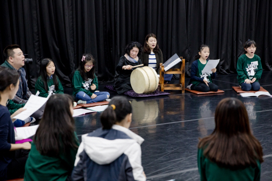 명창 안숙선(뒷줄 오른쪽에서 네번째)이 9일 오전 서울 장충동 국립극장에서 열린 ‘창극 아카데미’ 수업에서 마스터 클래스를 펼치고 있다./사진=국립극장