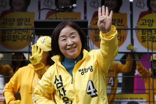 경기 고양갑의 심상정 정의당 후보가 12일 오후 경기도 고양시 화정역 인근에서 손가락으로 기호 4번을 만들어 보이며 지지를 호소하고 있다.   /고양=연합뉴스