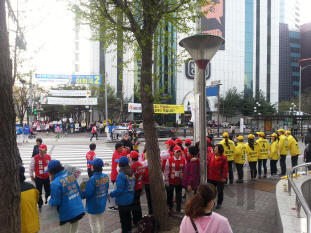 12일 오후 경기도 안양 호계동 거리에 새누리당, 더불어민주당, 정의당 선거운동원들이 모여 있는 모습. /박경훈기자