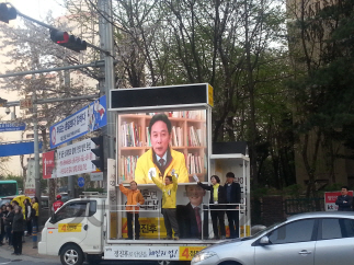 정진후 정의당 후보가 12일 오후 경기도 안양시 호계동 거리에서 지지를 호소하고 있다. /박경훈기자