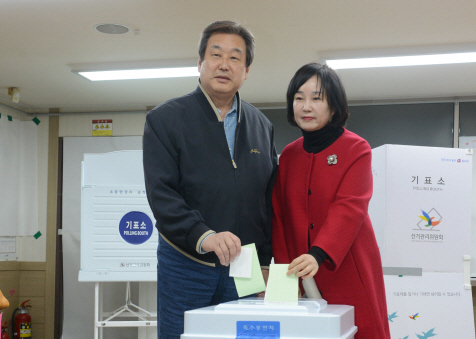(부산=연합뉴스) 조정호 기자 = 새누리당 김무성 대표가 13일 오전 부산 영도구  절영종합사회복지관에 마련된 투표소에서 부인 최양옥 여사와 함께 제20대 국회의원 총선거 투표를 하고 있다.