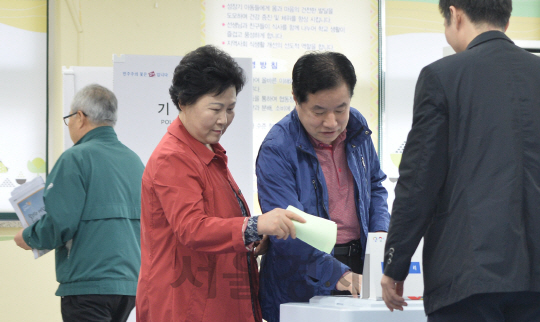 제20대 국회의원선거가 열린 13일 오전 서울 종로구 경운학교에 마련된 제20대 국회의원선거 투표소에서 유권자들이 투표를 하고 있다./송은석기자