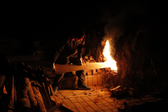 도공이 망댕이가마에 불을 지펴넣고 있다. 초벌구이는 800도의 온도에서 도자기를 구워낸다. /사진제공=문경시