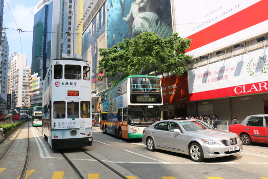 홍콩시내의 모습. ‘2층 트램(왼쪽)’은 1904년부터 운행한 홍콩만의 명물이다.                   /서울경제DB