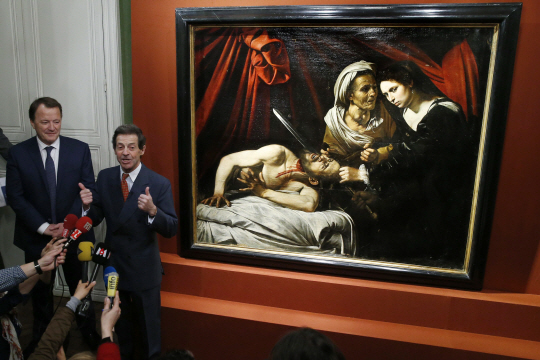 12일 미술 전문가들이 카라바조의 작품 ‘홀로페르네스의 목을 치는 유디트’로 추정되는 그림 앞에서 기자들의 질문에 답하고 있다./파리=AFP연합뉴스