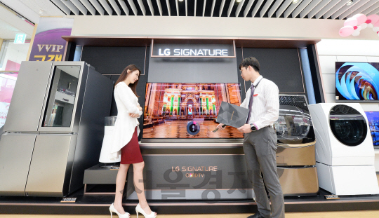 LG베스트샵 불광본점에서 직원이 매장을 찾은 고객에게 초프리미엄 가전 제품인 ‘LG 시그니처’를 소개하고 있다. /사진제공=LG전자