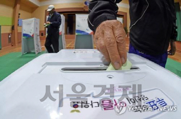 13일 유권자들이 투표소에서 투표하고 있는 모습. /연합뉴스