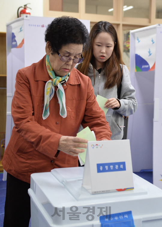 제20대 국회의원선거가 열린 13일 오전 서울 종로구 경운학교에 마련된 제20대 국회의원선거 투표소에서 유권자들이 투표를 하고 있다./송은석기자