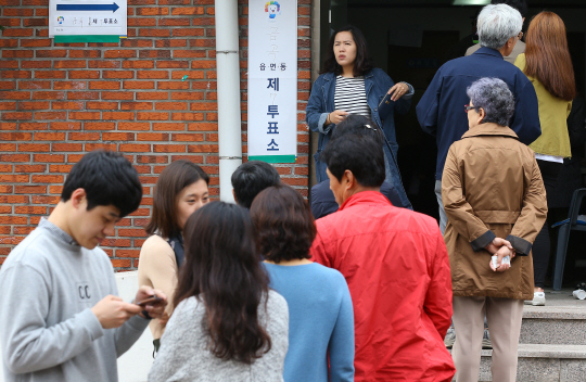 20대 총선 투표일인 13일 경기도 성남시 분당구에 위치한 금곡동 제7투표소 앞에서 유권자들이 투표를 하기 위해 줄을 서고 있다. /연합뉴스