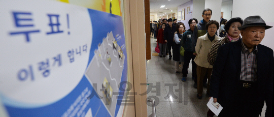 제20대 국회의원선거가 열린 13일 오전 서울 종로구 경운학교에 마련된 제20대 국회의원선거 투표소에서 유권자들이 길게 줄을 서 투표 차례를 기다리고 있다./송은석기자