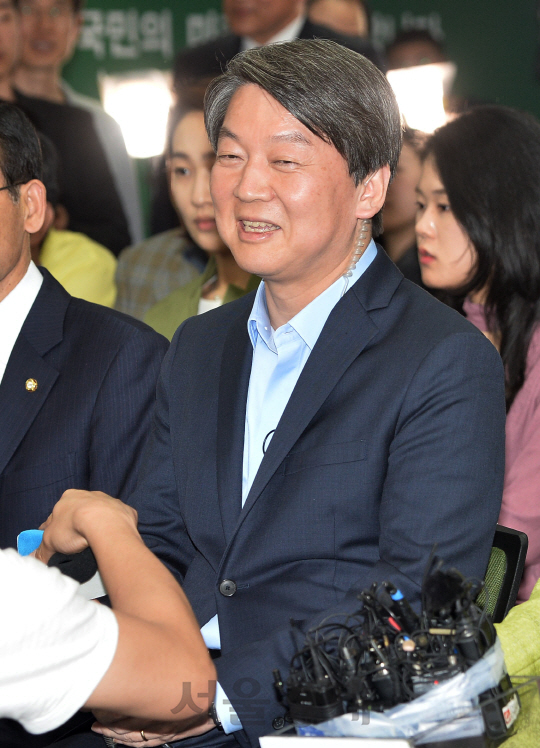 13일 오후 투표 여론조사결과 국민의당 지지율이 예상보다 높은것으로 나타나자 안철수 대표가 미소를 짓고 있다./송은석기자