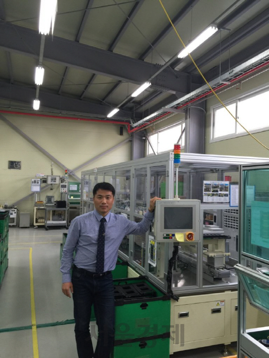 김수훈 티에스 대표가 강원도 원주에 위치한 공장에서 배터리팩 생산라인을 점검하고 있다.  /사진제공=티에스