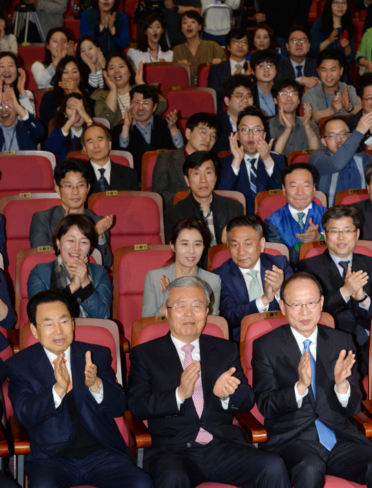 김종인 더불어민주당 비상대책위 대표가 13일 오후 서울 여의도 국회 의원회관에 마련된 선거상황실에서 방송 3사의 출구조사 결과를 지켜보며 선대위 부위원장단, 비례대표 후보들과 박수를 치고 있다./권욱기자