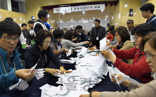 제20대 국회의원선거가 치러진 13일 서울 종로구 경기상고에 차려진 종로구 개표소에서 관계자들이 개표하고 있다. /이호재기자.