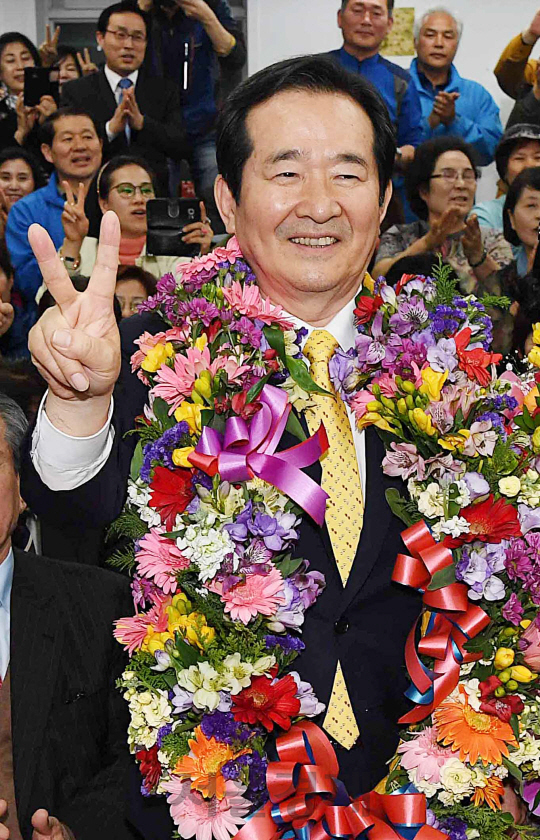 13일 실시된 제20대 국회의원 총선거 서울 종로구 선거구에서 더불어민주당 정세균 후보가 당선 가능성이 높아지자 선거 사무실에서 지지자들의 축하를 받고 있다./이호재기자