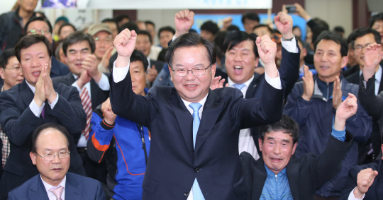 13일 실시된 제20대 국회의원 총선거에서 대구 수성갑에 출마한 김부겸 더불어민주당 후보가 범어네거리에 위치한 자신의 선거사무소에서 출구조사 결과가 발표되자 승리를 확신한 듯 두 손을 불끈 쥐어 보이고 있다.   /연합뉴스