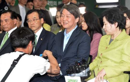 13일 오후 투표 여론조사결과 국민의당 지지율이 예상보다 높은것으로 나타나자 안철수 대표가 미소를 짓고 있다./송은석기자