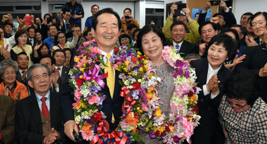 13일 실시된 제20대 국회의원 총선거 서울 종로구 선거구에서 더불어민주당 정세균 후보가 당선 가능성이 높아지자 선거 사무실에서 지지자들의 축하를 받고 있다./이호재기자