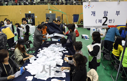 제20대 국회의원선거가 치러진 13일 서울 종로구 경기상고에 차려진 종로구 개표소에서 관계자들이 개표하고 있다. /이호재기자.