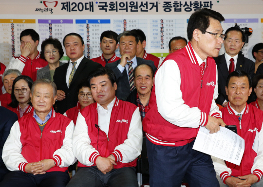 (서울=연합뉴스) 황광모 기자 = 새누리당 이군현 선대위 공동총괄본부장이 13일 오후 여의도 당사에서 강봉균 공동선거대책위원장과 원유철 원내대표를 비롯한 지도부들과 각 방송사에서 발표한 출구조사 결과를 지켜보다 자리를 뜨고 있다.