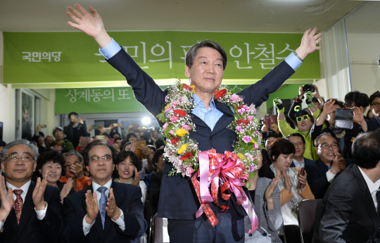 13일 실시된 제20대 국회의원 총선거 서울 노원병 선거구에서 당선이 확실시된 국민의당 안철수 당선인이 자신의 선거사무소에서 지지자들의 축하를 받으며 손을 들어 환호하고 있다./송은석기자