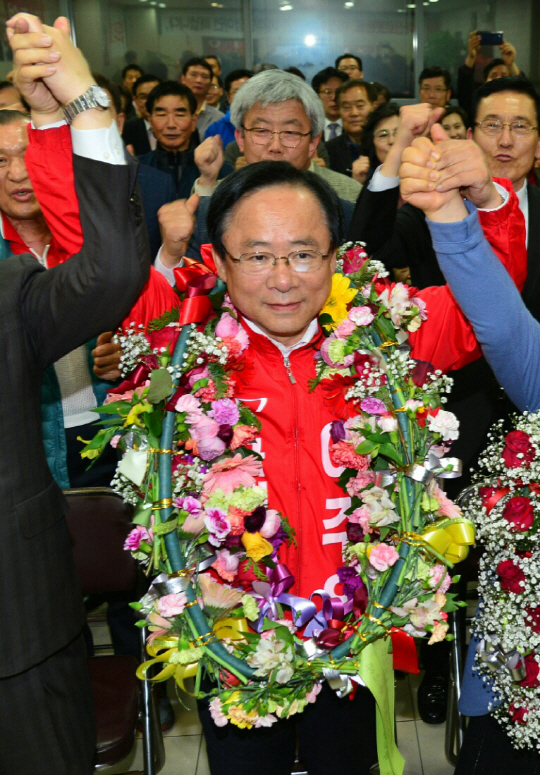 경남 창원마산합포에 출마한 이주영 새누리당 후보가 13일 당선 사실을 확인한 뒤 지지자들과 손을 흔들고 있다. /창원=연합뉴스