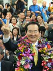 정세균 더불어민주당 후보가 13일 서울 종로구 선거사무소에서 당선이 유력해지자 지지자들과 함께 환호하고 있다. /연합뉴스