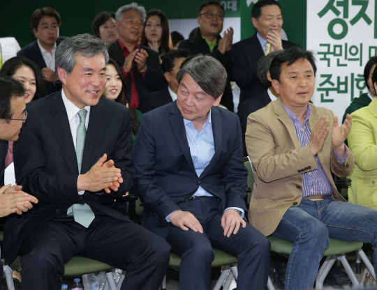 안철수 국민의당 상임공동대표가 13일 투표 여론조사결과 국민의당 지지율이 예상보다 높은것으로 나타나자 당지도부와 밝게 인사를 나누고 있다. /연합뉴스