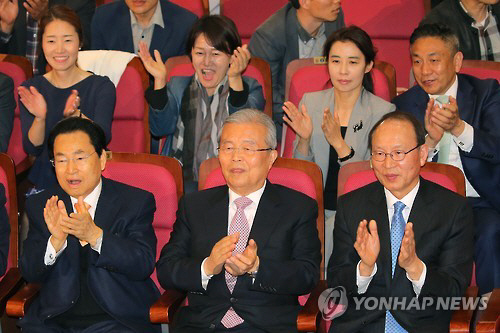 김종인 더불어민주당 대표와 당직자들이 13일 국회 의원회관에 마련된 총선 상황실에서 당초 예상을 뛰어엄는 지상파 3사 출구조사 결과가 발표되자 박수를 치고 있다./연합뉴스