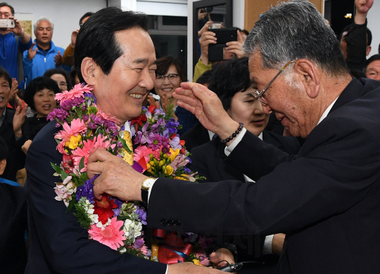 지지자들에게 축하받는 정세균