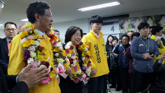 20대 총선 추표 결과 경기 고양 갑 지역에서 심상정 후보가 당선이 확실시되자 기뻐하는 심상정 가족 모습.