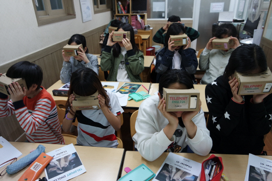 서울 성동구 지역아동센터 아이들이 SK행복나눔재단이 만든 사회적기업 ‘행복한학교’가 진행하는 가상현실(VR)기기 영어회화 수업에 참여하고 있다. VR 프로그램은 벤처기업 마블러스가 만들었다. /사진제공=SK행복나눔재단