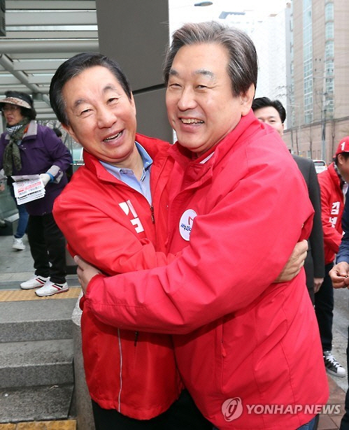 김무성 대표와 포옹하는 김성태(서울 강서을) 새누리당 후보. /연합뉴스