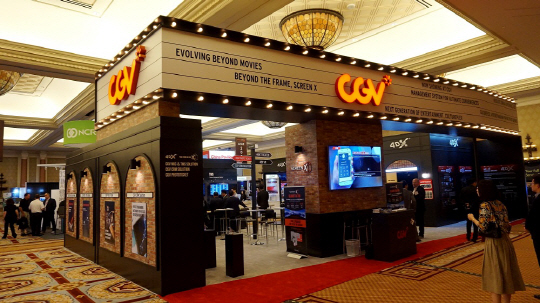 CJ CGV는 현지시각 11일부터 나흘 간 미국 라스베이거스에서 열리고 있는 ‘2016 시네마콘’ 행사에 처음으로 회사 브랜드를 내걸고 참석했다. 현지 시저스 팰리스 호텔에 마련된 CGV 부스의 모습. /사진제공=CJ CGV
