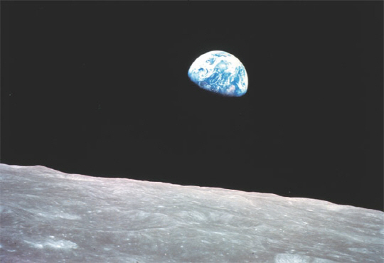 지구돋이-아폴로 8호 임무에서 촬영된 ‘지구돋이(Earthrise)’ 사진. 이 사진으로 인류는 우주에서 바라본 푸른별 지구의 모습을 처음 접하게 됐다.