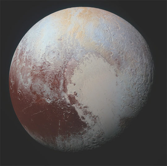 명왕성의 초고해상도 이미지. 그 특징을 부각하기 위해 색상을 넣어 보정한 사진이다.