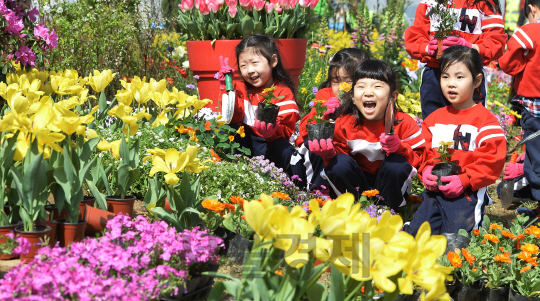 15일 오전 서울 난지한강공원에서 마포구 16개동 주민 참여로 열린 '마을 꽃밭 조성 행사'에서 어린이들이 꽃을 심고 있다./송은석기자songthomas@sedaily.com