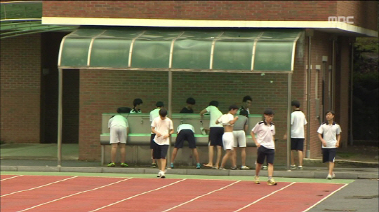 경기 화성의 한 고등학교에서 체육 교사가 남학생을 성추행했다는 의혹이 제기됐다./출처=MBC뉴스 캡처