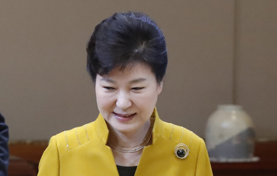 박근혜 대통령이 15일 오전 청와대에서 열린 한·노르웨이 정상회담을 위해 자리로 이동하고 있다. /연합뉴스