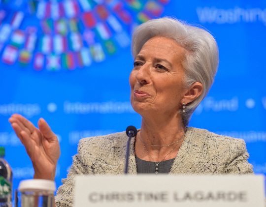 크리스틴 라가르드 국제통화기금(IMF) 총재가 14일(현지시간) 미국 워싱턴DC에서 열린 IMF·세계은행 춘계회의에서 기자들의 질문에 답하고 있다.   /워싱턴DC=신화연합뉴스