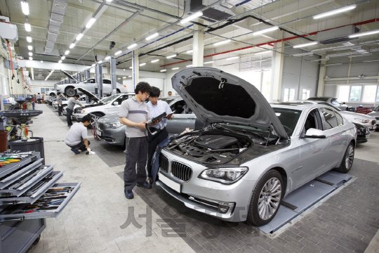 BMW 서비스센터에서 기능공들이 차량을 점검하고 있다. BMW는 수입차 업계 최대인 서비스센터를 올해 더욱 확충해 고객들에게 최대 만족을 제공한다는 계획이다. /사진제공=BMW 그룹 코리아