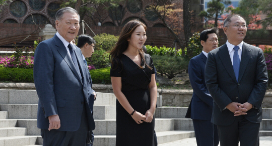 정몽구(왼쪽) 현대자동차그룹 회장이 15일 서울 명동성당에서 열린 장녀 정성이 이노션 고문의 아들 선동욱 씨의 결혼식에 참석해 장남 정의선 현대자동차 부회장과 밝게 웃고 있다./송은석기자