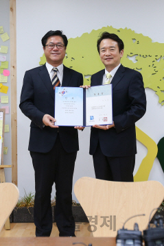 남경필(오른쪽) 경기도지사가 2014년 12월 이기우 사회통합부지사에게 임명장을 수여하는 모습. /사진제공=경기도청