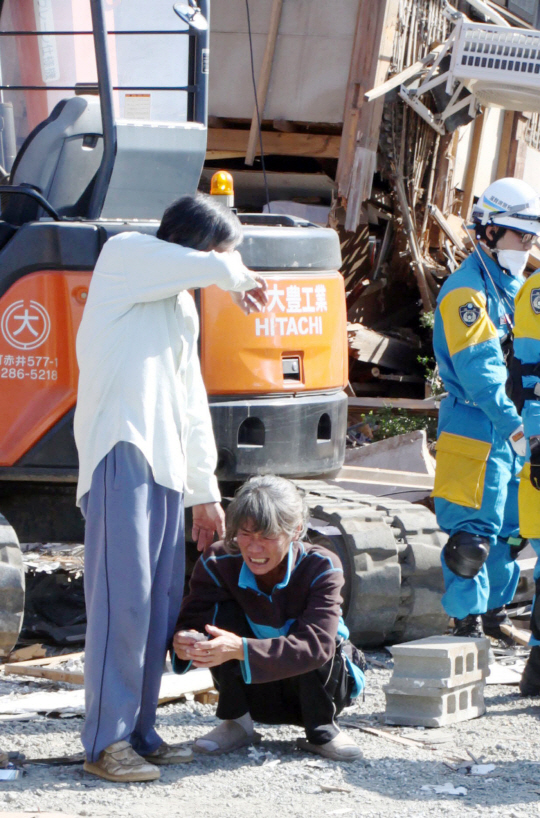 16일(현지시간) 새벽 규모 7.3의 2차 지진이 일본 구마모토현을 강타한 가운데 마시키 지역에서 딸의 사망 소식을 접한 부모들이 오열하고 있다./연합뉴스