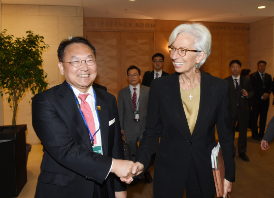 유일호(왼쪽)부총리 겸 기획재정부 장관이 15일(현지시간) G20 재무장관.중앙은행 총재 회의가 열린  미국 워싱턴D.C에서 크리스틴 라가르드 IMF(국제통화기금)총재를 만나 인사를 나누고 있다./사진 =기획재정부 제공