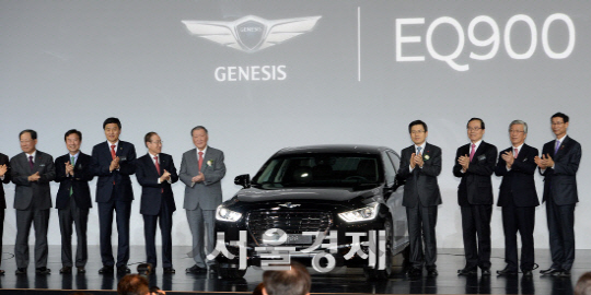 정몽구(왼쪽 다섯번째) 현대기아차 회장이 지난해 12월 현대차의 럭셔리 브랜드인 제네시스의 첫 모델 EQ900을 국내 주요 인사들과 함께 소개하고 있다./사진 = 서울경제DB