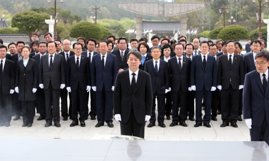 안철수 국민의당 상임공동대표와 광주·전남지역 당선자들이 17일 오전 광주 북구 운정동 국립 5·18민주묘지를 찾아 참배를 하고 있다. /연합뉴스