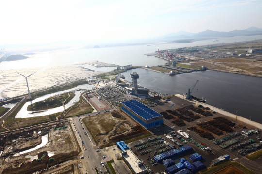 경인항 진입항로에 상당량의 퇴적물이 쌓여가고 있는데도 물동량 처리가 적다는 이유로 준설작업이 외면받고 있다. 경인항 전경. /사진제공=경인아라뱃길본부